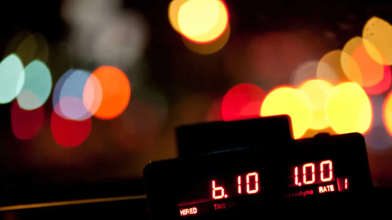 Taxímetro de noche Más imágenes en <a href="https://depositphotos.com/es/" target="_blank" rel="noopener noreferrer">Depositphotos España</a>.
    </figcaption>
  </figure>