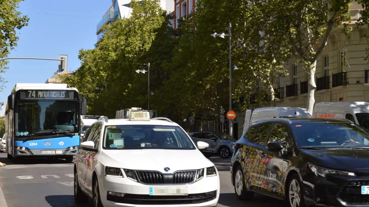 Taxi, VTC y autobús circulando por Madrid