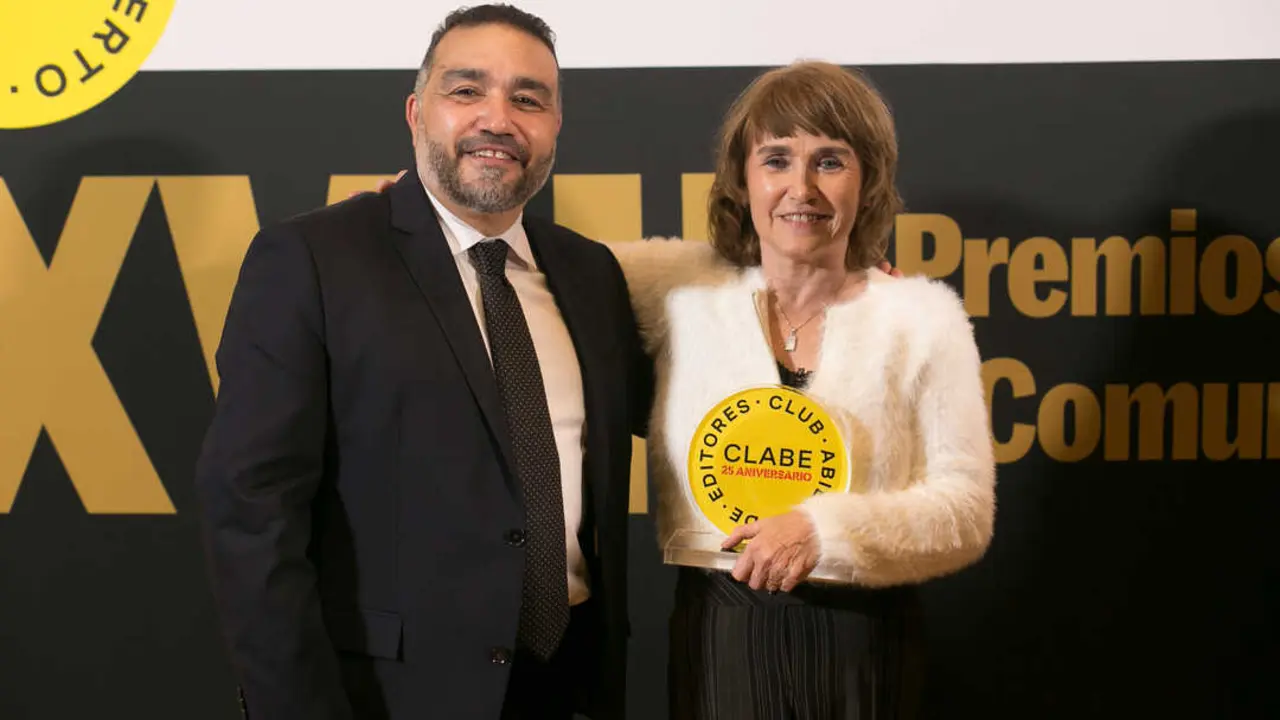 Juan Zafra, director general de CLABE y Pilar G.  Matorra, directora de La Gaceta del Taxi. Imagen cedida por CLABE y realizada por Santi Burgos