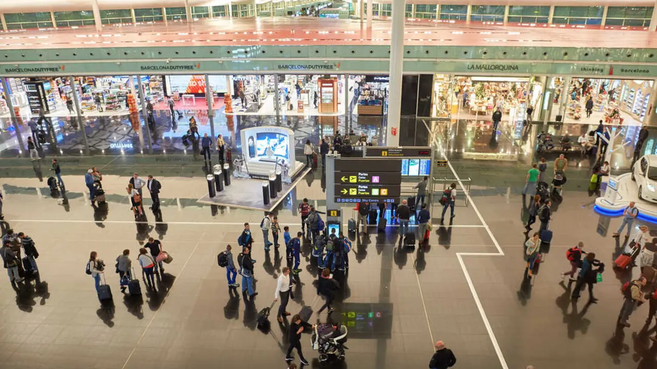 Aeropuerto Prat de Barcelona Más imágenes en <a href="https://depositphotos.com/es/" target="_blank" rel="noopener noreferrer">Depositphotos España</a>.
    </figcaption>
  </figure>