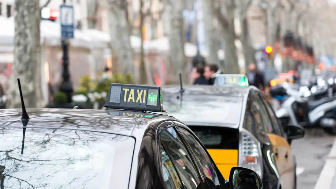 Taxi de Barcelona Más imágenes en <a href="https://depositphotos.com/es/" target="_blank" rel="noopener noreferrer">Depositphotos España</a>.
    </figcaption>
  </figure>