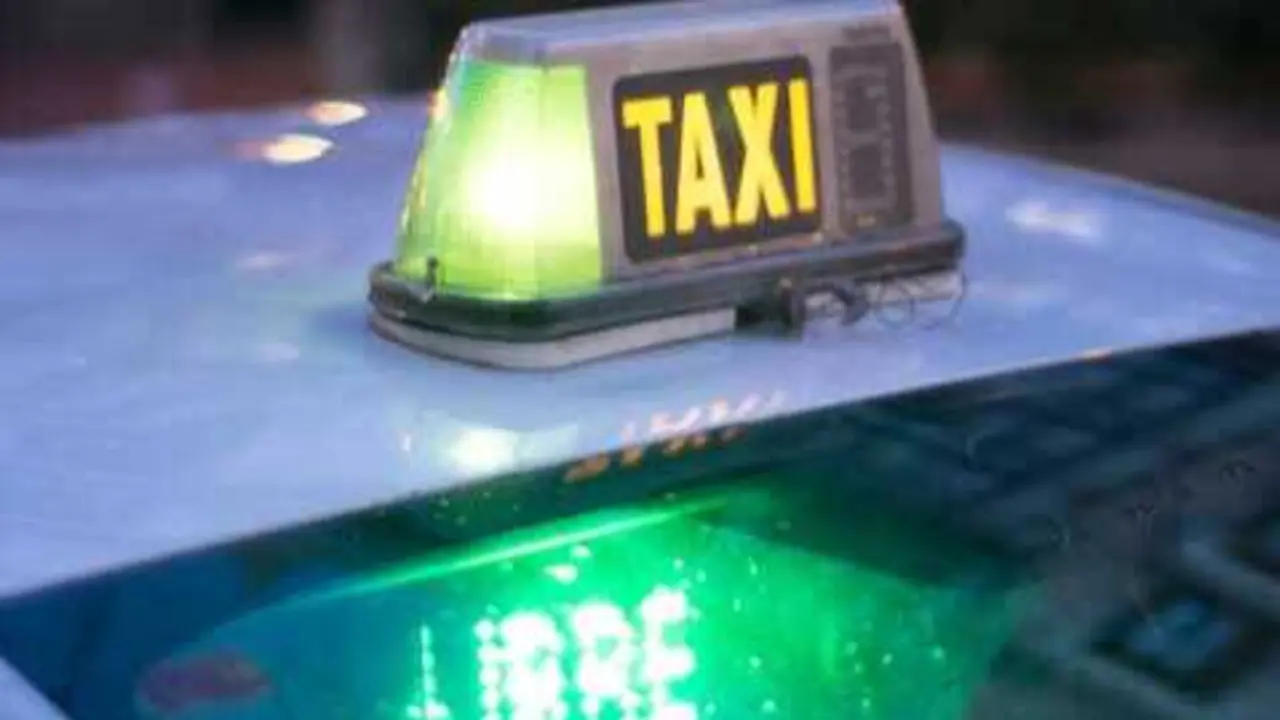 Luminoso de taxi  Más imágenes en <a href="https://depositphotos.com/es/" target="_blank" rel="noopener noreferrer">Depositphotos España</a>.
    </figcaption>
  </figure>
