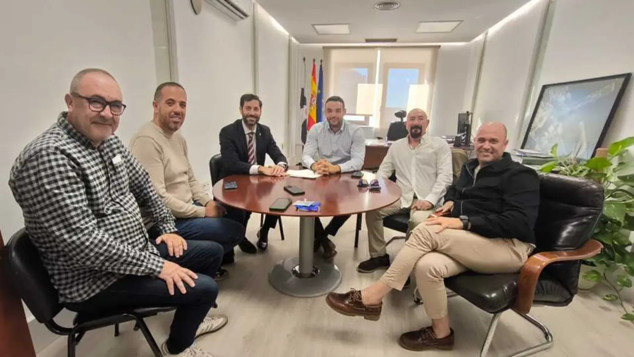 Reunión entre el sector del taxi, el consejero de Urbanismo y Transporte, Rafael Martínez Peñalver, junto al director general de Transportes, Walid Ahmed