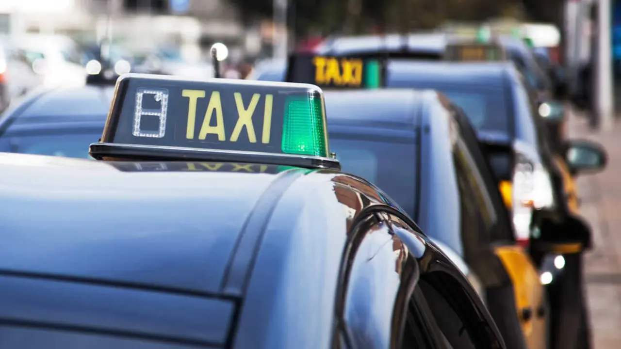 Taxi de Barcelona Más imágenes en <a href="https://depositphotos.com/es/" target="_blank" rel="noopener noreferrer">Depositphotos España</a>.
    </figcaption>
  </figure>