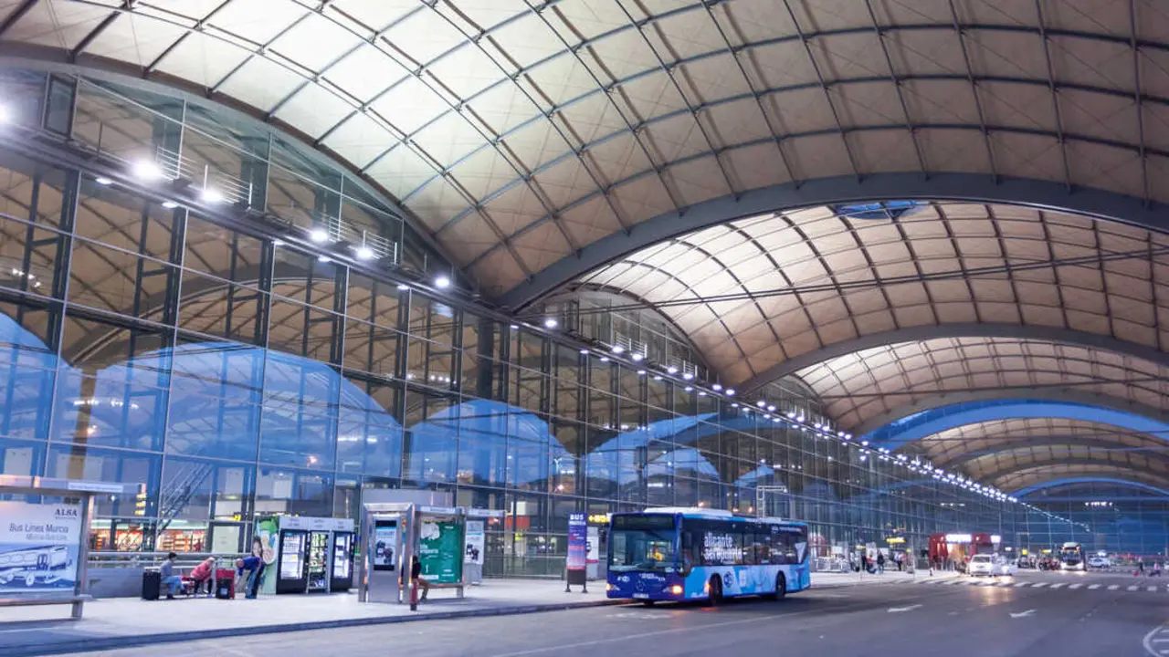 Imagen de archivo del aeropuerto de Alicante Más imágenes en <a href="https://depositphotos.com/es/" target="_blank" rel="noopener noreferrer">Depositphotos España</a>.
    </figcaption>
  </figure>