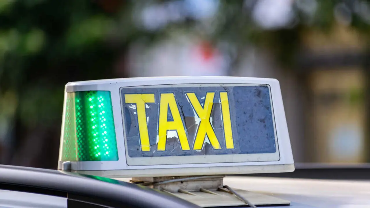 Luminoso de taxi Más imágenes en <a href="https://depositphotos.com/es/" target="_blank" rel="noopener noreferrer">Depositphotos España</a>.
    </figcaption>
  </figure>