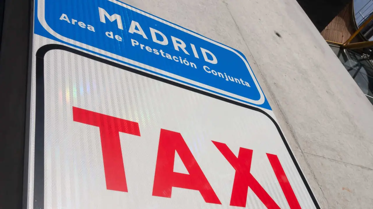 Se&ntilde;al Taxi Madrid. Imagen: Depositphotos