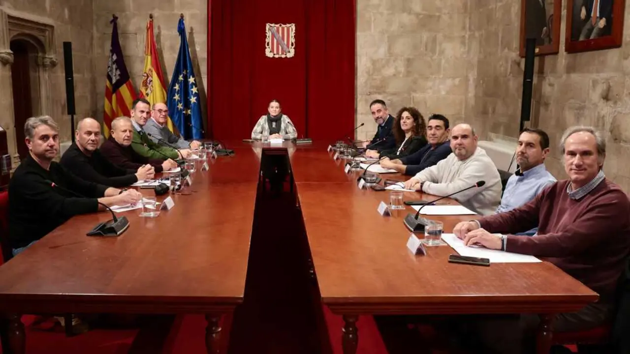 Marga Prohens, presidenta de Baleares, junto a representantes del taxi