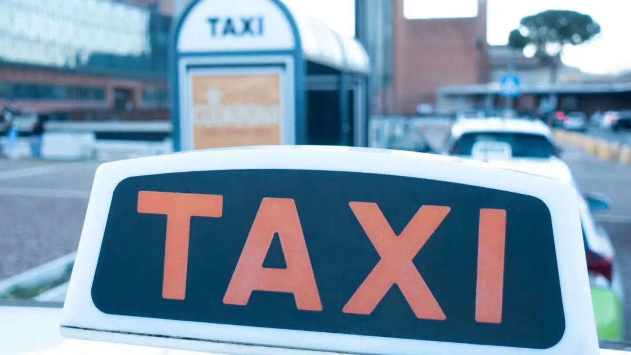 Taxi de Roma. Imagen  Depositphotos