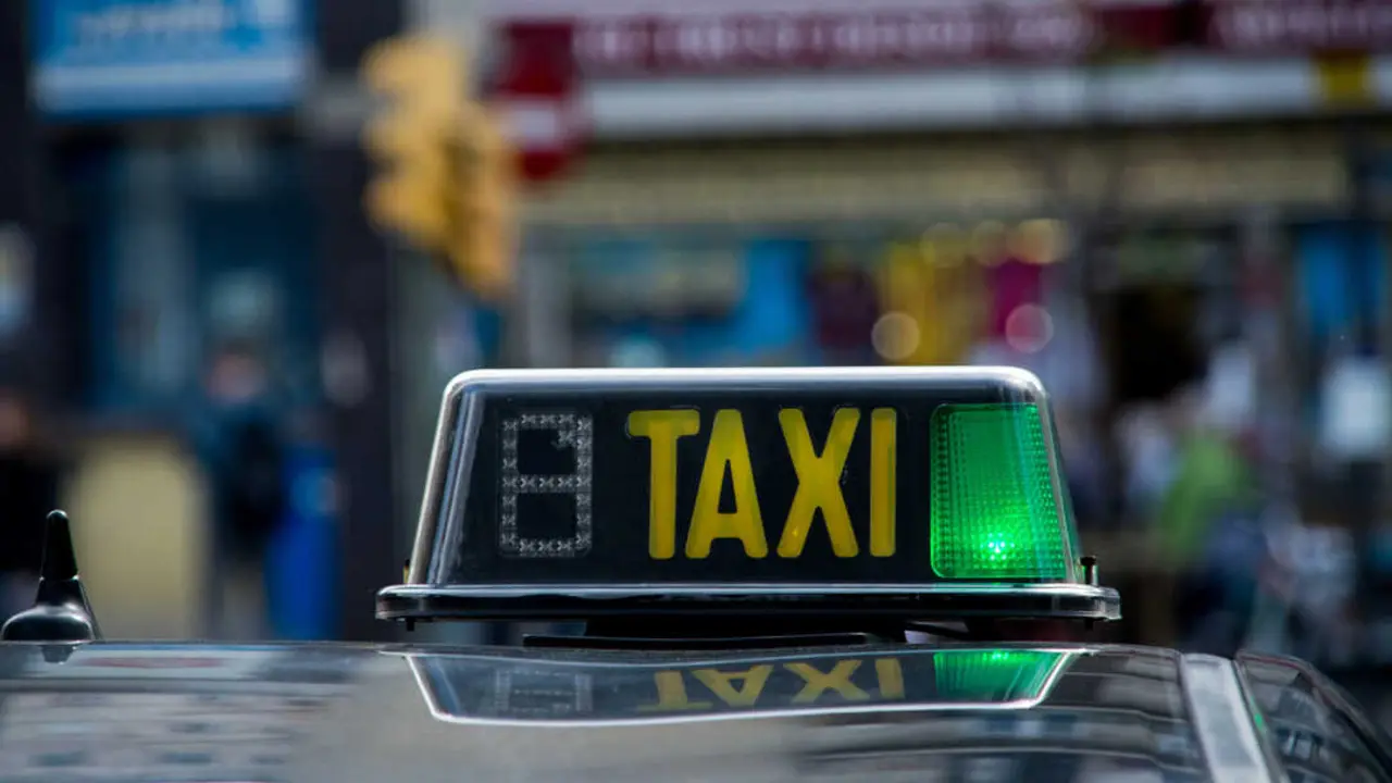 Luminoso taxi. Imagen: Depositphotos
