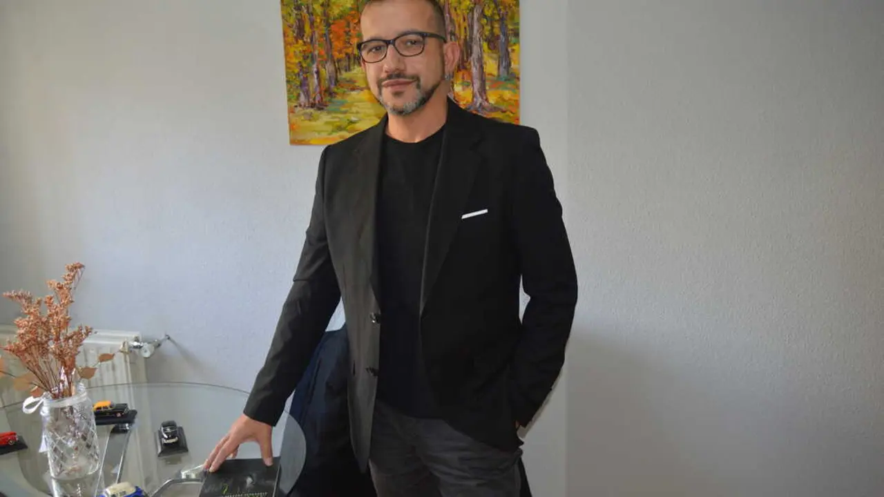 Alberto Herranz, taxista de Madrid y autor de Por veinte euros