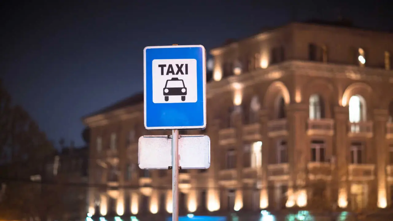 Se&ntilde;al de taxi de noche. Imagen: Depositphotos
