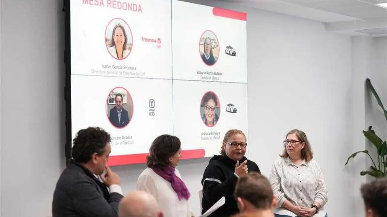 Mesa redonda con Isabel Garc&iacute;a, Dionisio Gracia y las taxistas Jessica y Victoria