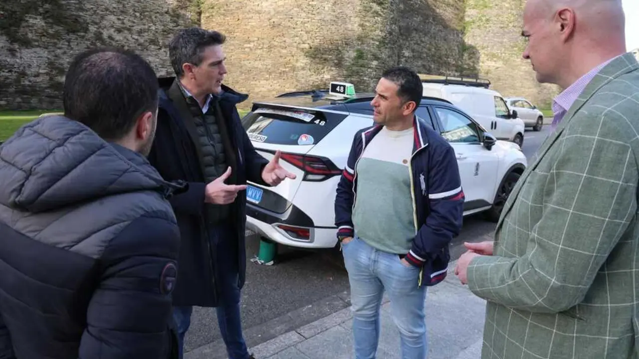 El delegado territorial de Lugo, Javier Arias, hablando con taxistas de la ciudad