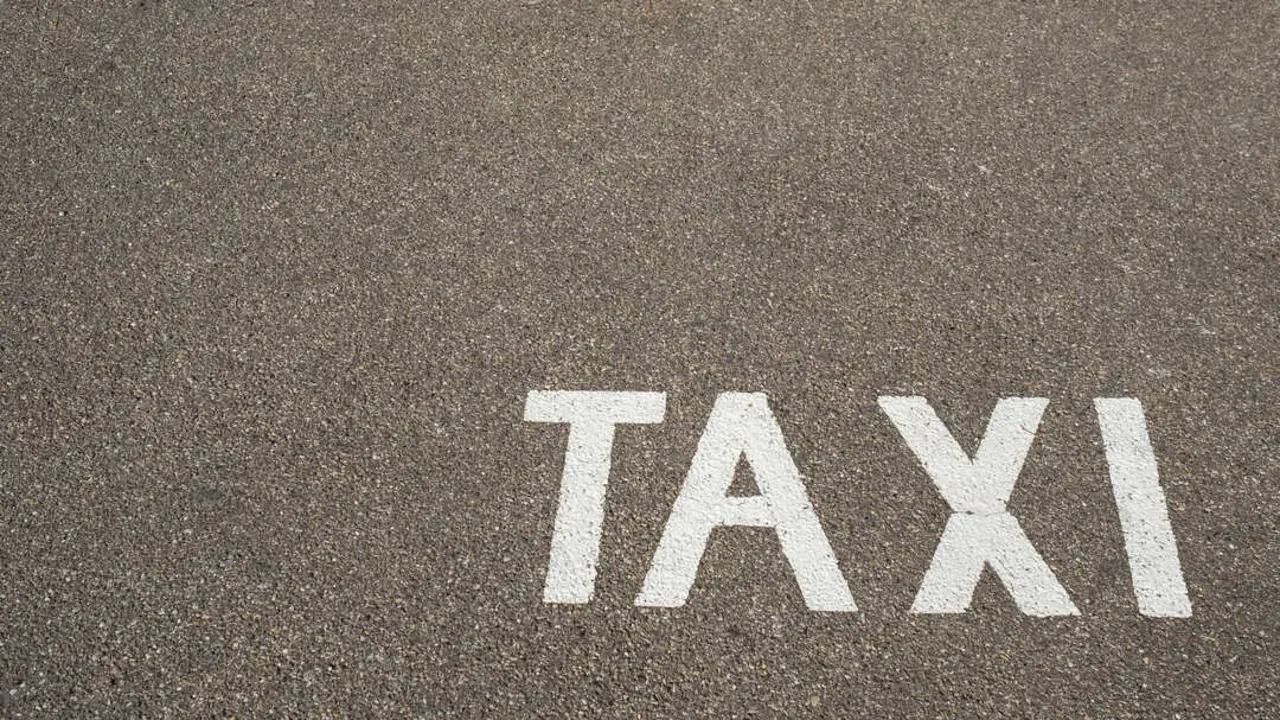 Se&ntilde;al de taxi en el suelo Imagen Depositphotos