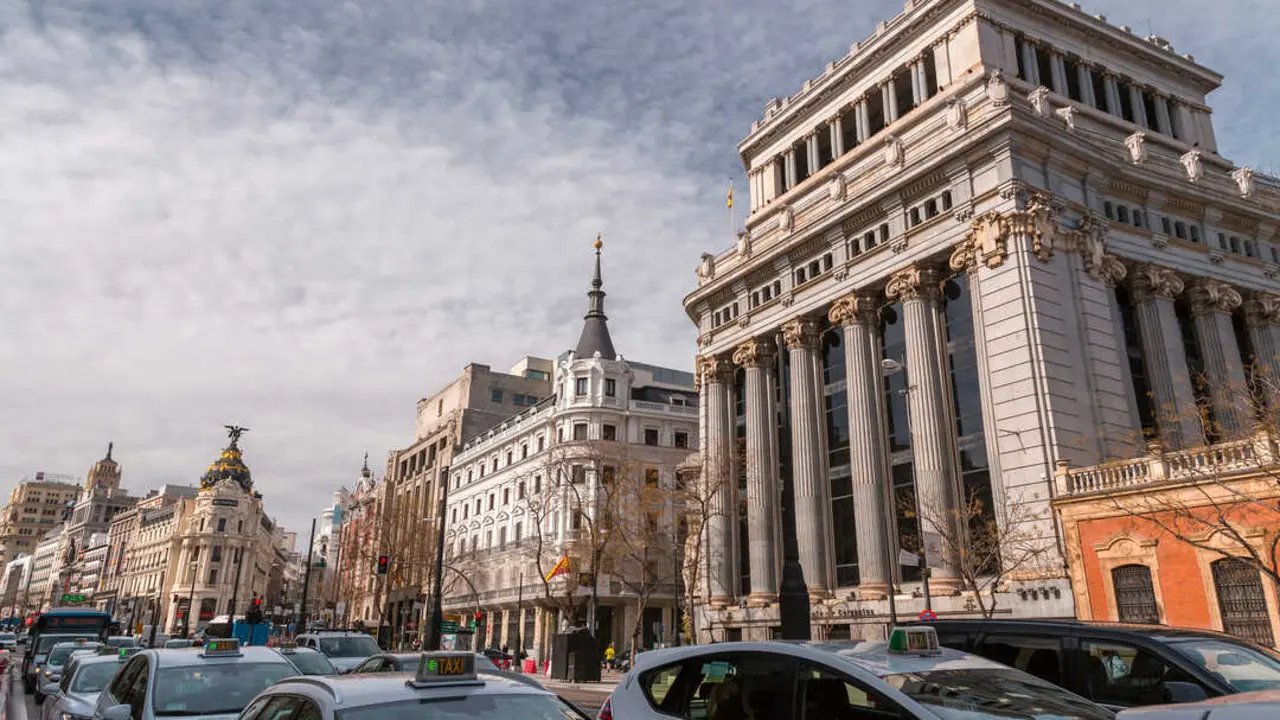 Taxi en Madrid cumpliendo los 5 requisitos clave para licencia y servicio profesional sin sanciones