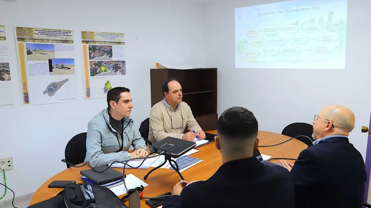 El teniente de alcaldesa de Coordinaci&oacute;n de Servicios P&uacute;blicos, Jaime Espinar, en su reuni&oacute;n con la empresa Contorno