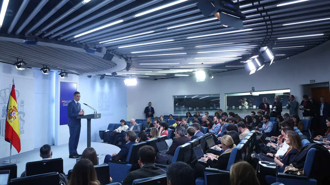 El presidente del Gobierno, Pedro S&aacute;nchez, comparece ante los medios de comunicaci&oacute;n tras el Consejo de Ministros extraordinario. | Pool Moncloa / Fernando Calvo.