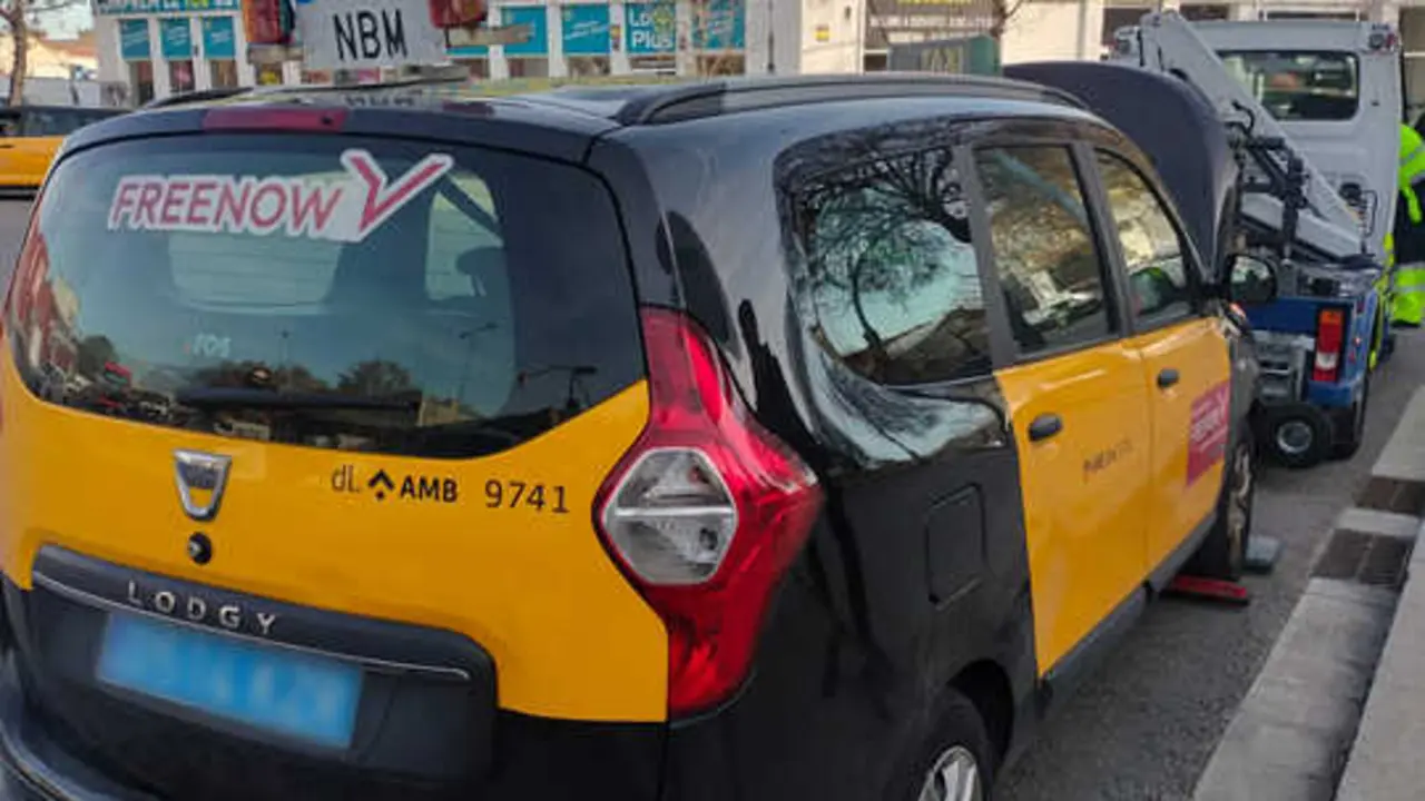 Veh&iacute;culo inmovilizado por operar de forma ilegal como taxi. Gu&agrave;rdia Urbana de Barcelona