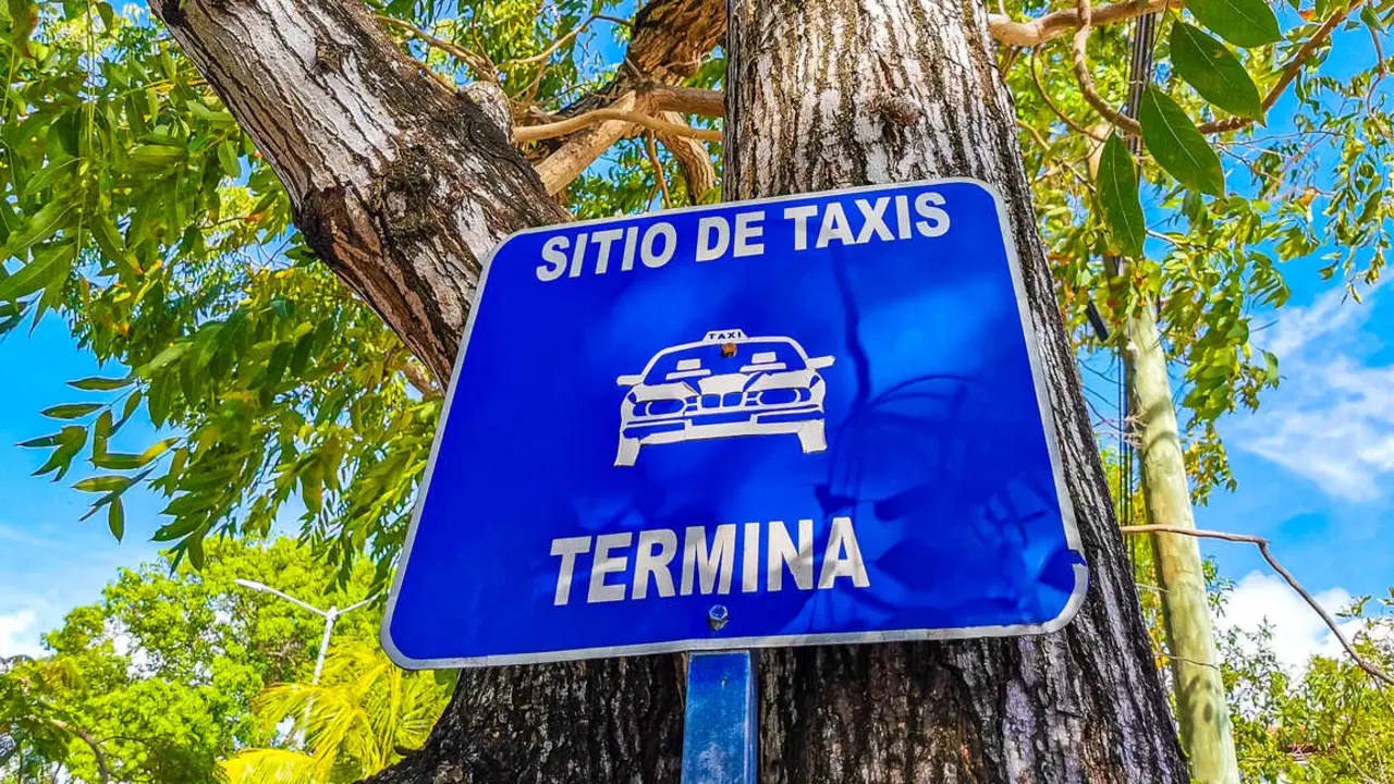 Se&ntilde;al de taxis en M&eacute;xico. Imagen: Depositphotos_