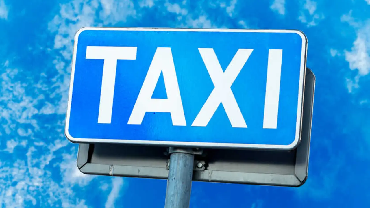 Se&ntilde;al de taxi. Depositphotos