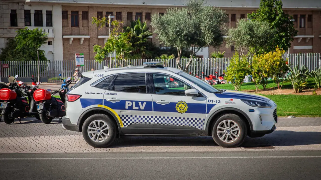 Polic&iacute;a Local de Valencia. Imagen: Depositphotos