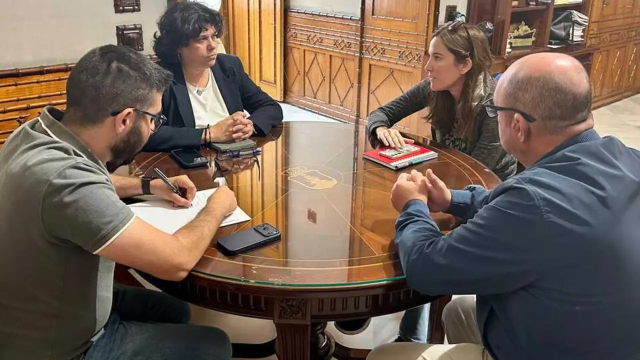 Reuni&oacute;n alcaldesa de Sanl&uacute;car con representantes del taxi
