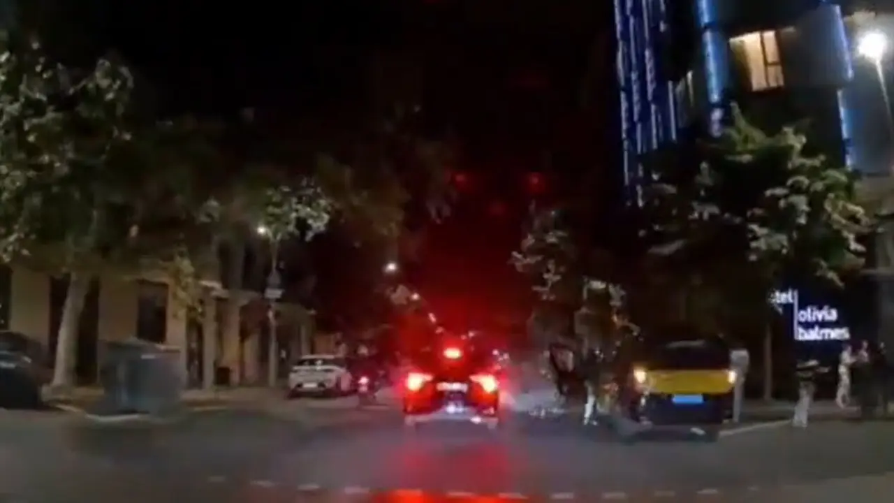 Brutal golpe contra la puerta de un taxi estacionado: el conductor logra apartarse a tiempo
