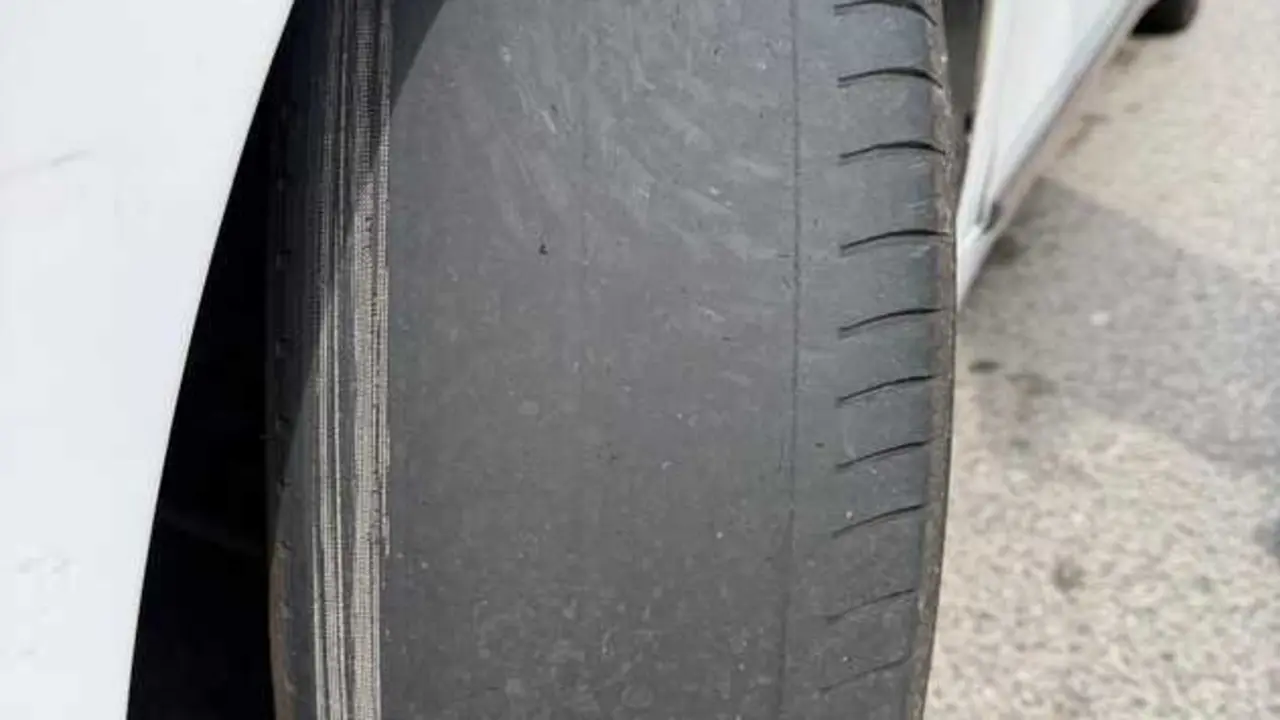 Neum&aacute;tico del taxi. Imagen: Mossos d&acute;Esquadra