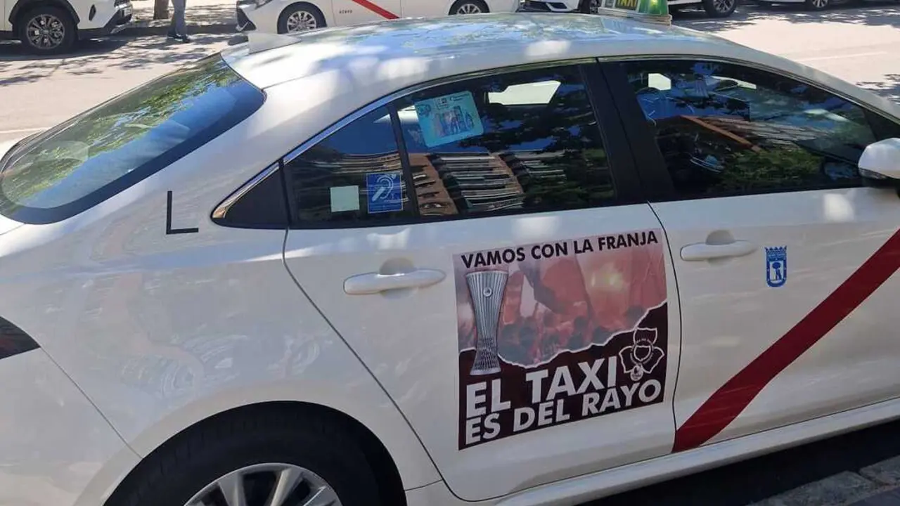 El taxi apoya al Rayo Vallecano. Imagen: FPTM
