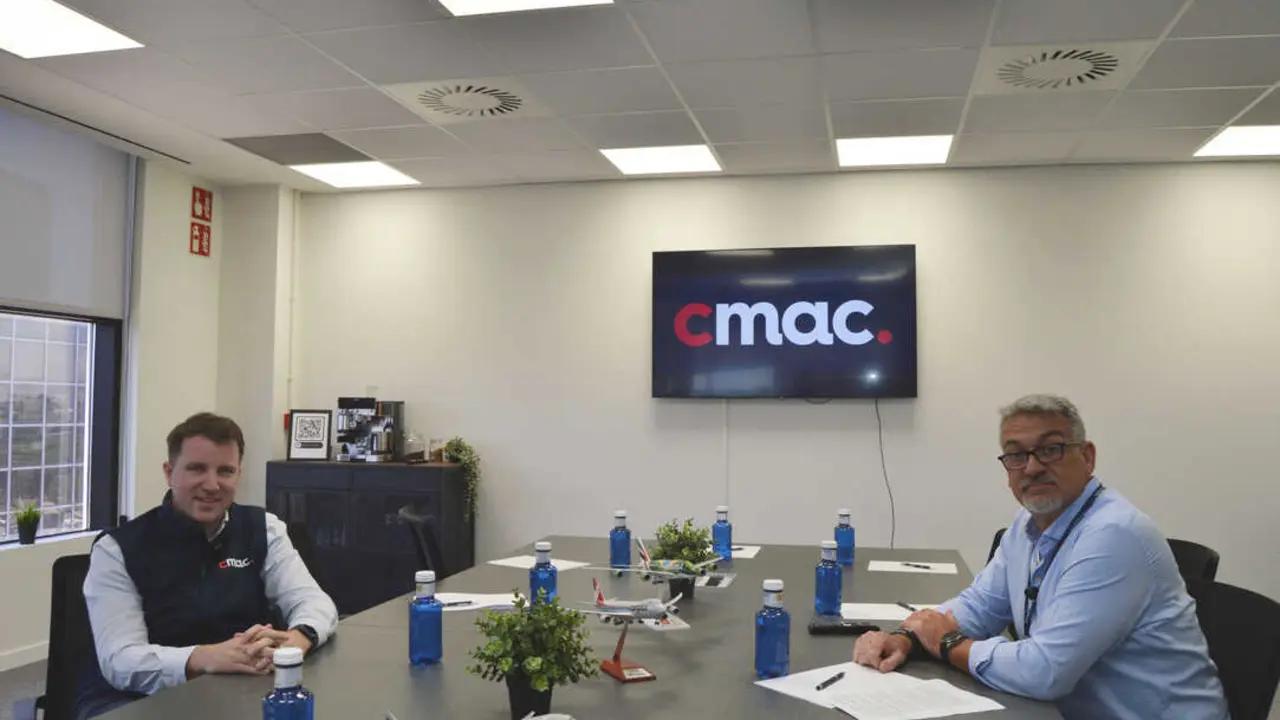 Matthew Ratcliffe (i) COO de CMAC Group e Israel Moreno (d), director de CMAC AVT en Espa&ntilde;a