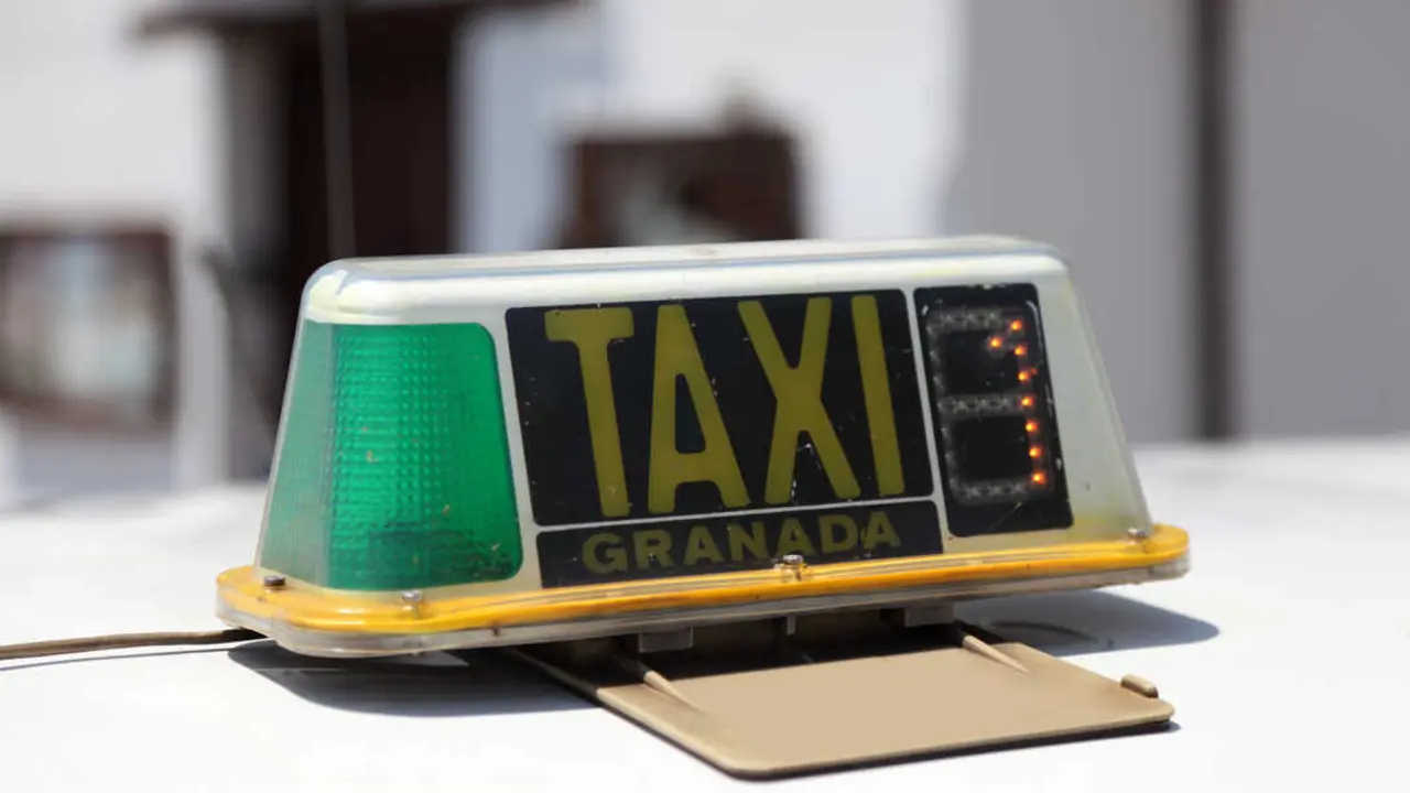 Taxi de Granada. Imagen: Depositphotos