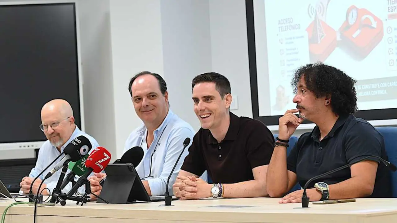 El teniente de alcaldesa de Coordinaci&oacute;n de Servicios P&uacute;blicos, Jaime Espinar, acompa&ntilde;ado del presidente de Teletaxi, Alejandro Garc&iacute;a. Imagen Ayuntamiento de Jerez