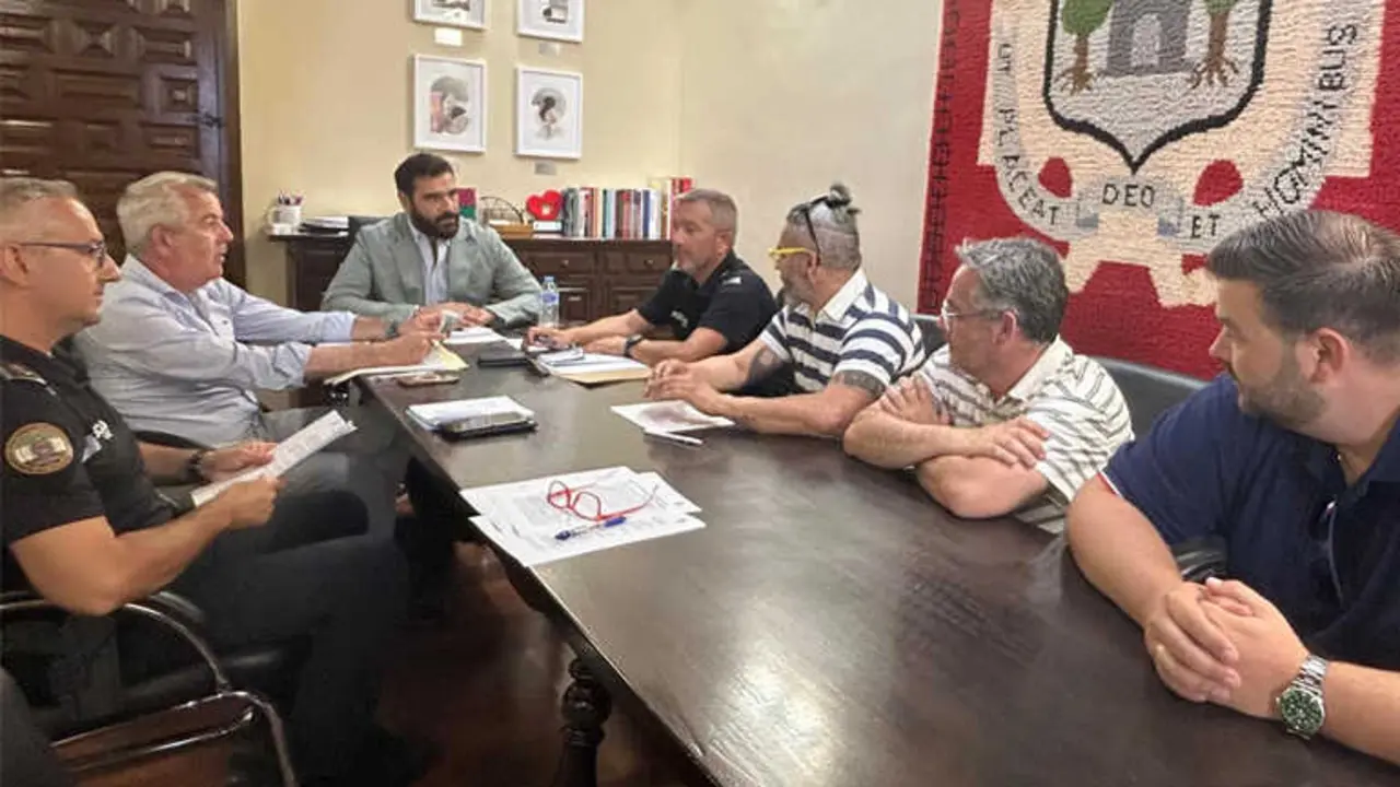 Reuni&oacute;n del Ayuntamiento de Plasencia con el sector del taxi