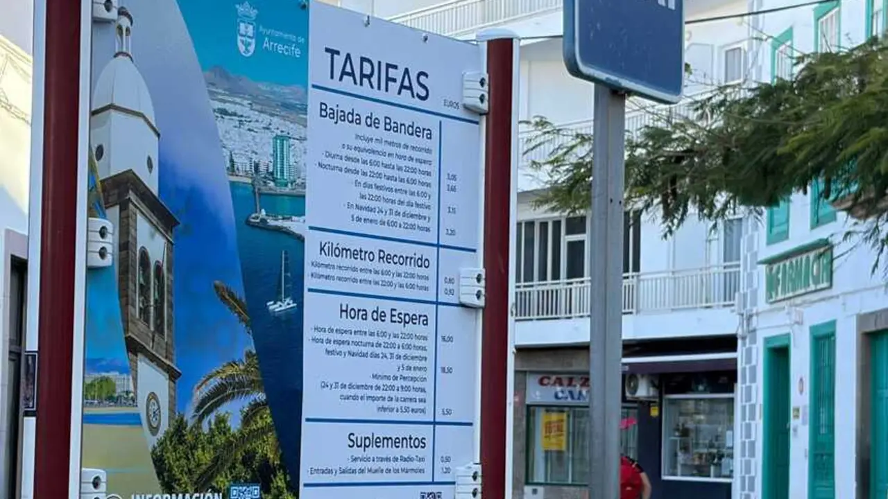Paneles informativos en las paradas de taxis de la ciudad de Arrecife, Lanzarote