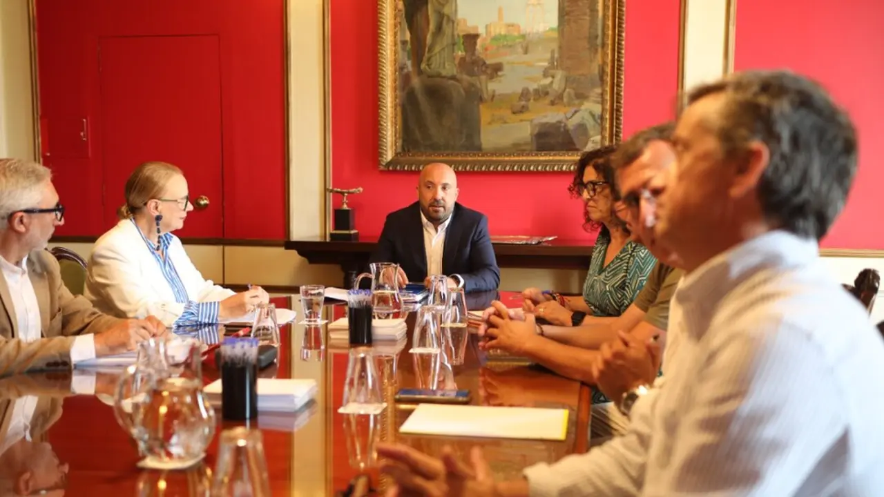 Reuni&oacute;n del concejal coru&ntilde;&eacute;s  Jos&eacute; Manuel Lage con el sector del taxi en Mar&iacute;a Pita.