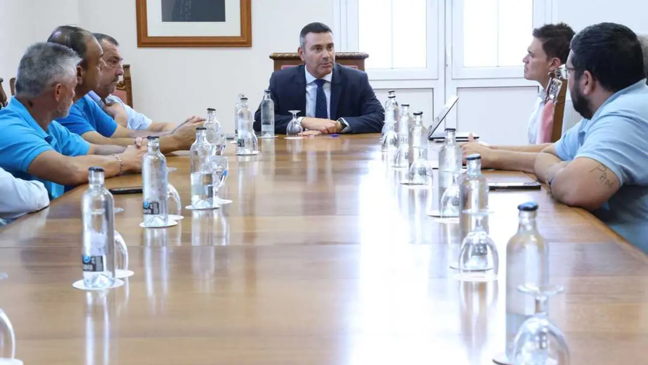 Imagen El Cabildo se re&uacute;ne con las cooperativas del taxi para escuchar al sector y aunar posturas de cara a optimizar el servicio