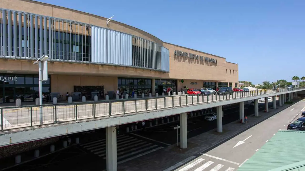 Exterior del aeropuerto de Menorca