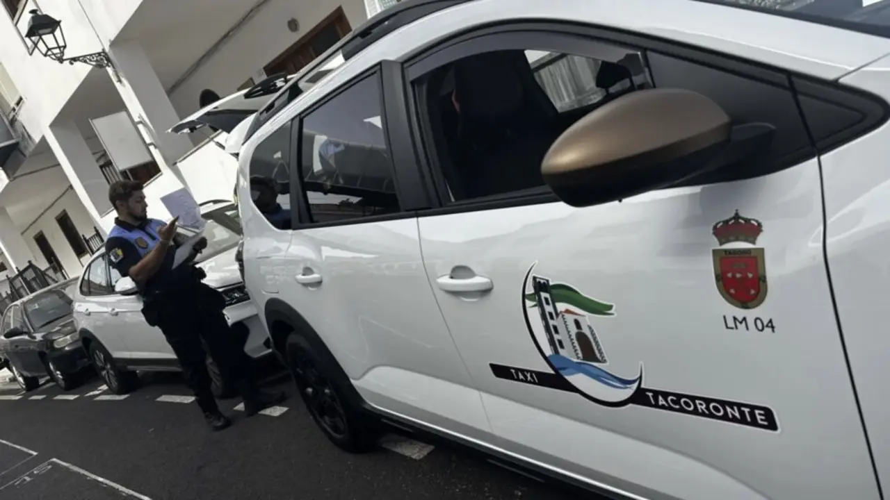 Inspecci&oacute;n de un taxi de Tacoronte en Tenerife. Foto: Ayto. Tacoronte