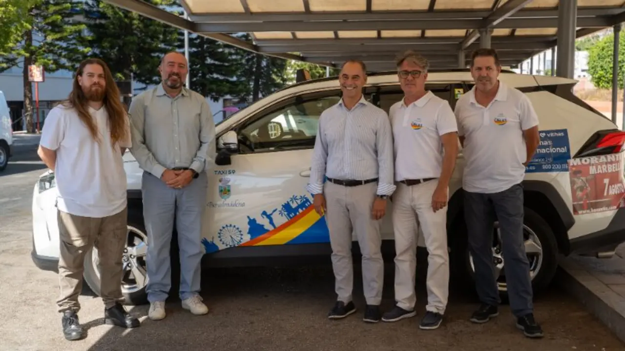 Nueva uniformidad del taxi de Benlam&aacute;dena