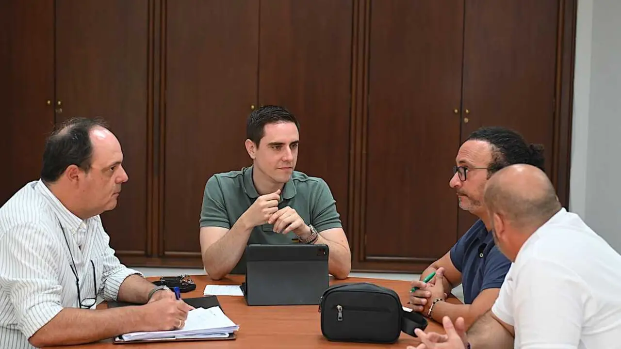 El teniente de alcaldesa de Coordinaci&oacute;n de Servicios P&uacute;blicos, Jaime Espinar, con el presidente y vicepresidente de la Asociaci&oacute;n Teletaxi