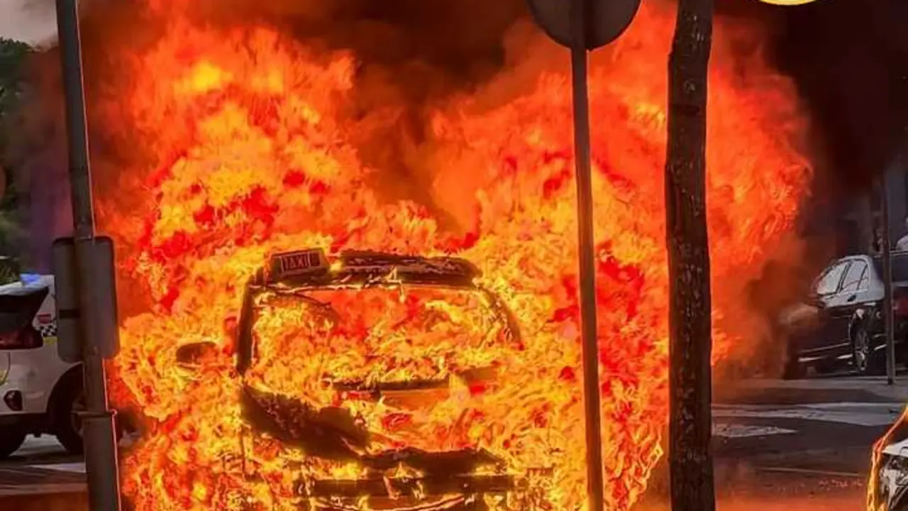 Taxi calcinado en Jerez. Imagen: Consorcio de Bomberos de la Provincia de C&aacute;diz