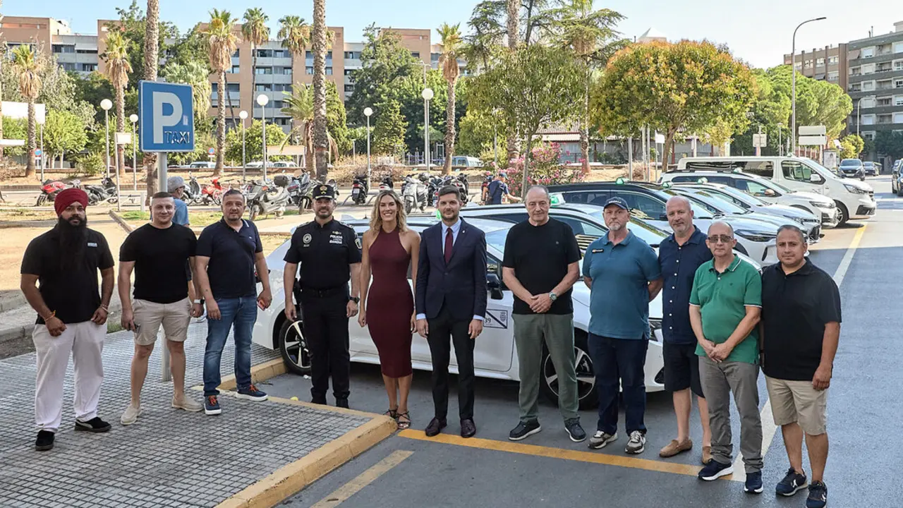 Representantes del Ayuntamiento de Gandia con profesionales del taxi. Imagen: Ayto. de Gandia