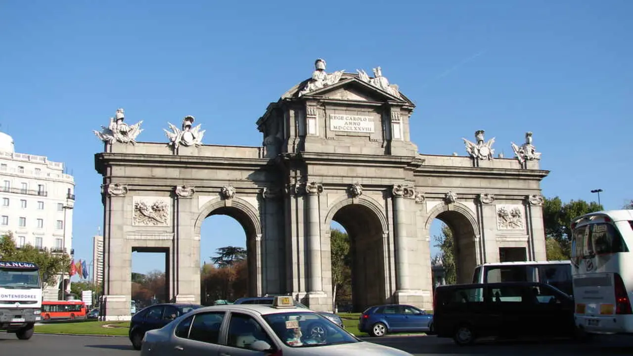 Taxi SEAT Toledo de 2004 frente a la Puerta de Alcal&aacute;. Madrid