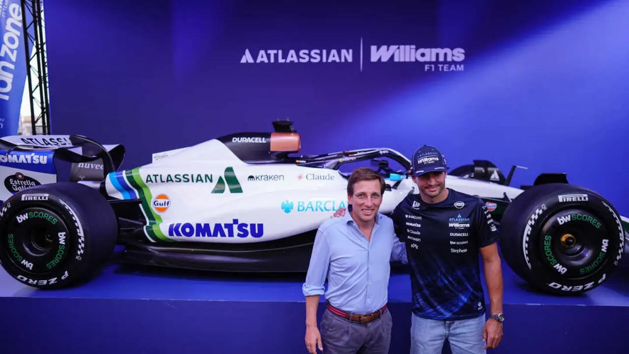 Almeida, en la presentaci&oacute;n del monoplaza de Atlassian Williams F1 Team en la plaza del Callao