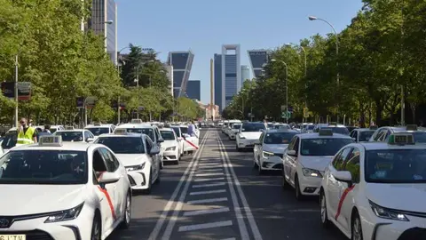 Miles de taxis se dieron cita para protestar contra la concesión masiva de VTCs