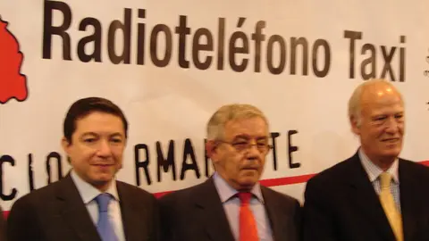 Junto con el entonces concejal de movilidad, Pedro Calvo, y el consejero de Transportes de la CAM, Ignacio Echeverría, en la Feria del Taxi de 2010