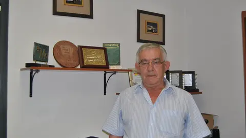 Julio Hernández, en 2013, posa con varios reconocimientos concedidos a RTTM a lo largo de su historia