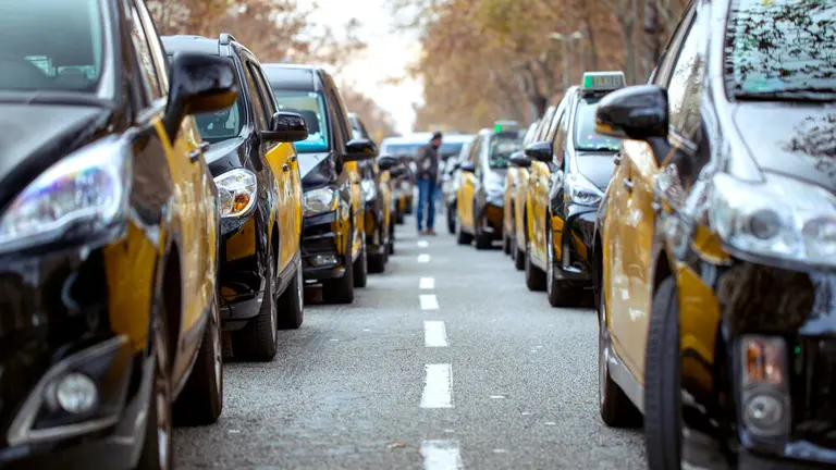 Taxis de Barcelona Más imágenes en <a href="https://depositphotos.com/es/" target="_blank" rel="noopener noreferrer">Depositphotos España</a>.
    </figcaption>
  </figure>