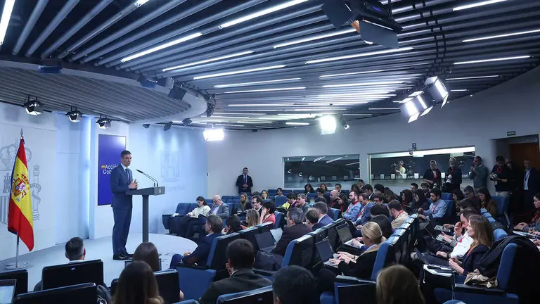 El presidente del Gobierno, Pedro S&aacute;nchez, comparece ante los medios de comunicaci&oacute;n tras el Consejo de Ministros extraordinario. | Pool Moncloa / Fernando Calvo.